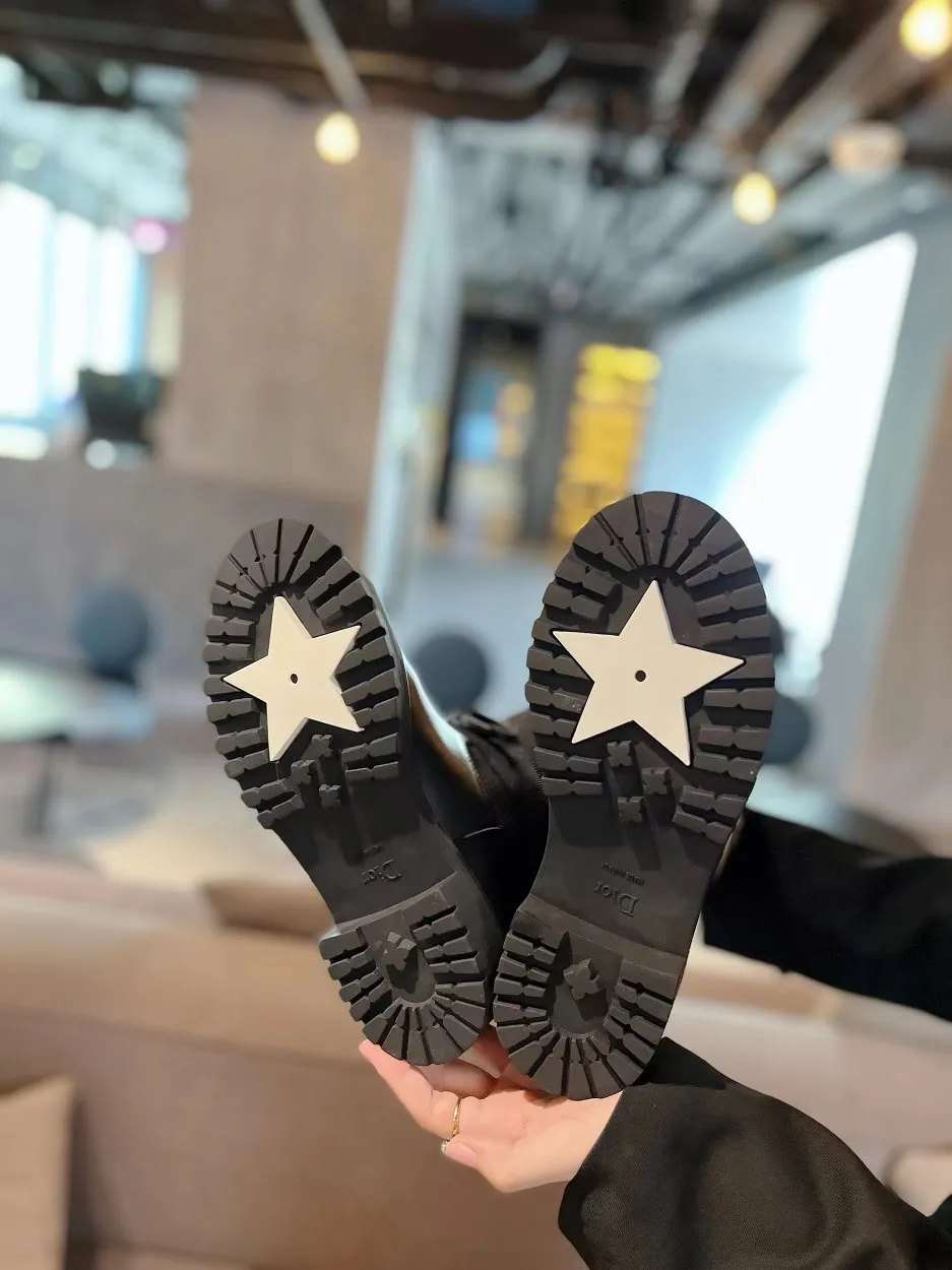 👟👟Ex-factory price 600👟👟 Women's shoes factory Dior color matching autumn and winter new boots high-top Dior CD 20ss autumn and winter latest high-definition poster style electric embroidery color-blocking letters logo round toe mid-calf women's boots Narnaxi's same low-heeled one-slip knight military boots original development top high-end version Material: Upper imported calfskin spliced with the latest imported technology electric embroidery fabric (not ordinary fly woven fabrics on the market) + water-dyed cowhide lining (not sheepskin lining on the market) + original molded T👟👟factory price U outsole + original molded letter buckle + latest original box packaging at the counter Heel height: 3CM Size: 35-39 standard code (40.41 customization is not returnable)
